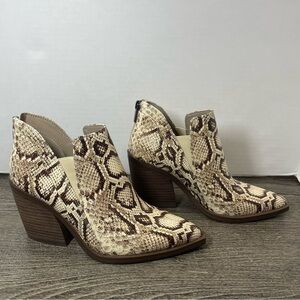 Vince Camuto Gradina Stacked Heel Bootie in Natural Snake Print - Sz 6.5. Used.